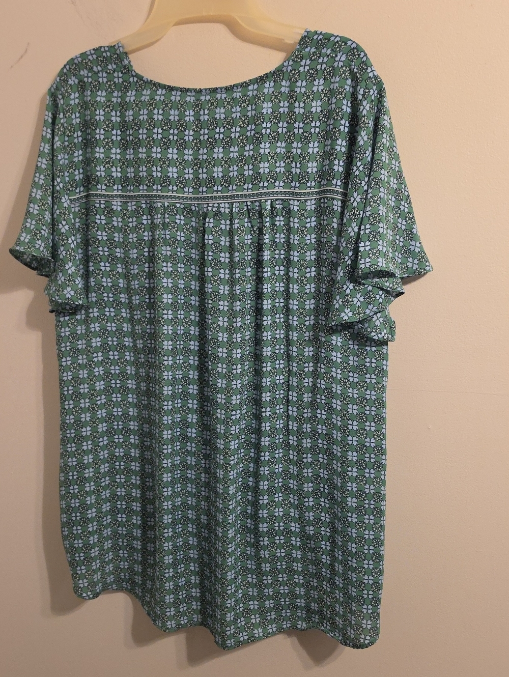 Max Studio Green V Neck Flutter Sleeve Higg Low Blouse. In EUC - Picture 8 of 8